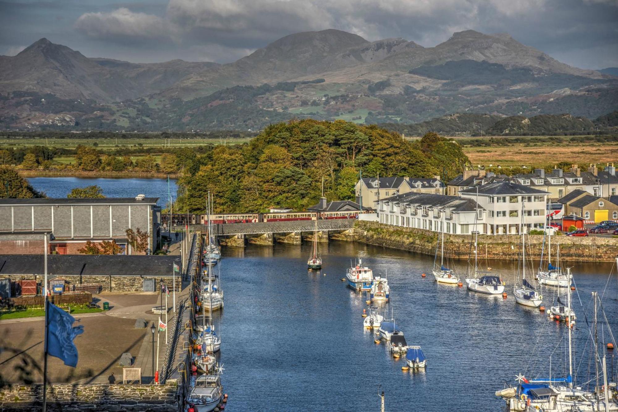 Porthmadog, Sleeps 11, 5 Bedrooms, 5 Bathrooms, Mountain Views Exterior photo